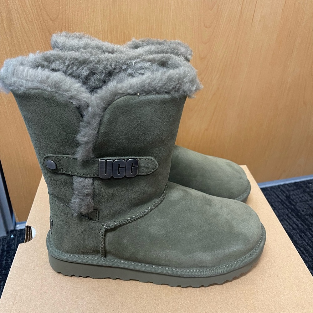 NIB UGG Bailey Metal Graphic Boots / Color: Olive / Women size 6, 7, 8